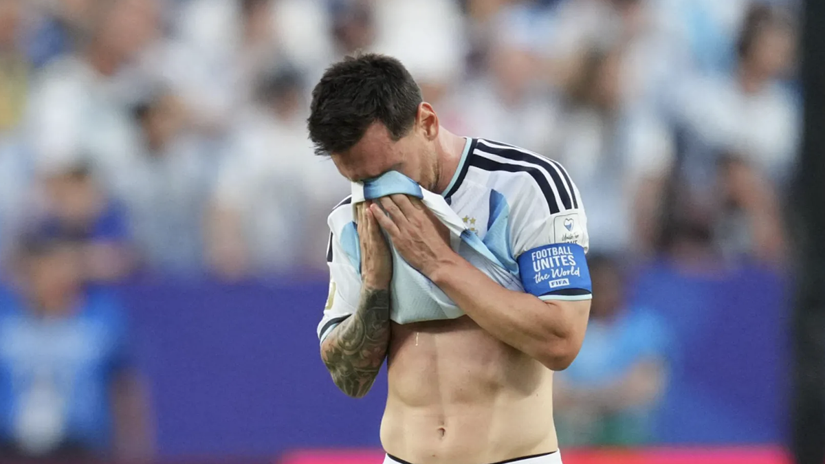 Messi khóc tại World Cup 'vì bố ốm nặng'