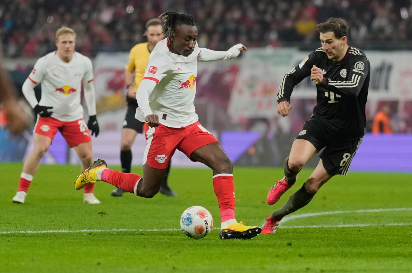Yan Diomande (áo trắng) tranh bóng với Leon Goretzka trong trận RB Leipzig gặp Bayern Munich tại Leipzig, Đức, ngày 17/1/2026. Ảnh: AP