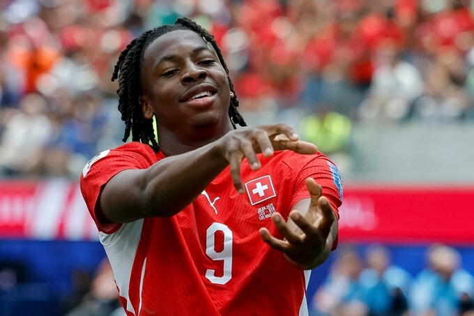 Tiền vệ Johan Manzambi mừng bàn mở tỷ số trong trận Thụy Sĩ thắng Bosnia & Herzegovina ở bảng B World Cup 2026 tại Inglewood, bang California, gần Los Angeles, ngày 18/6. Tiền vệ Johan Manzambi ăn mừng bàn thắng mở tỷ số