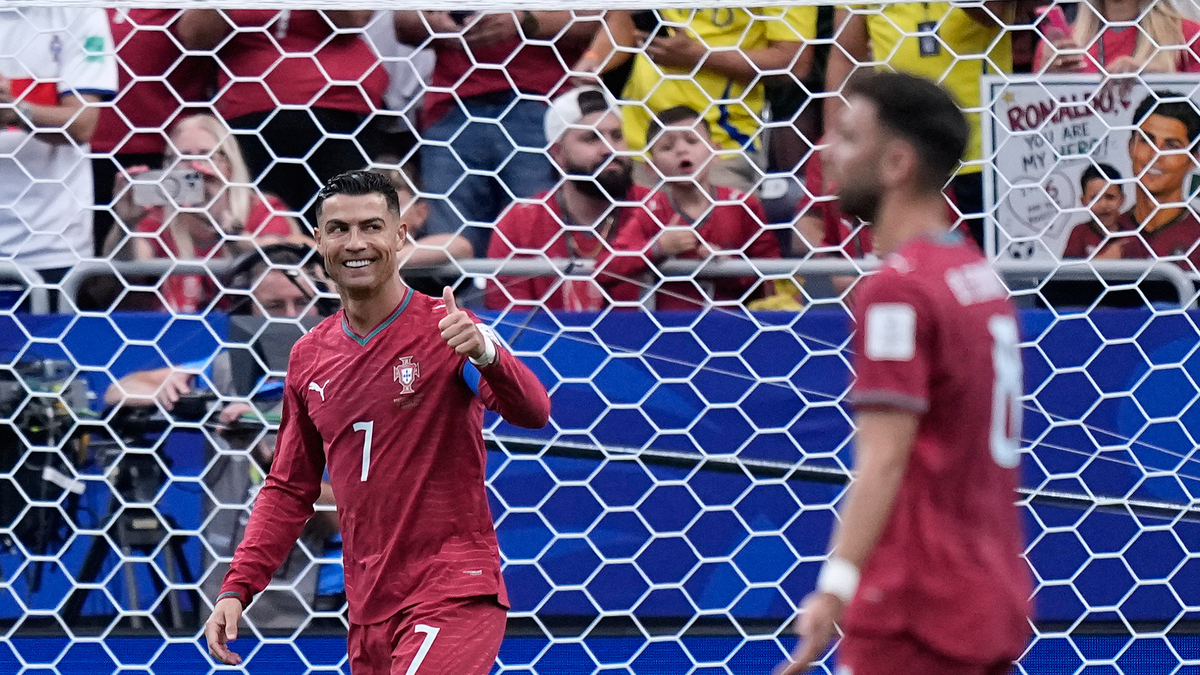 Báo Tây Ban Nha: 'Ronaldo không đáng chịu bão chỉ trích'