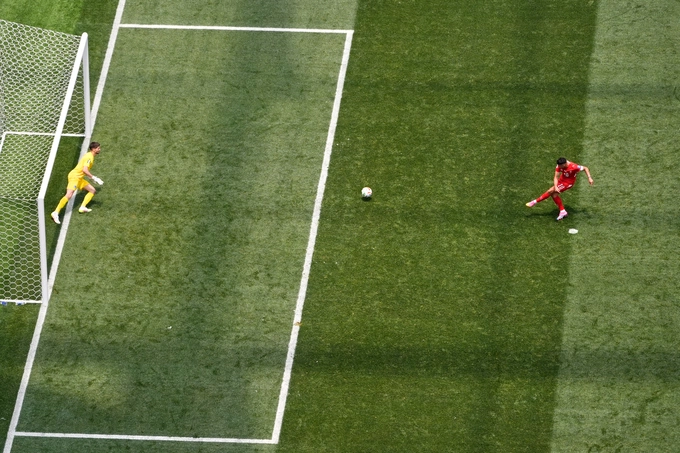 Đội trưởng Granit Xhaka sút phạt đền thành công, ghi bàn thứ tư cho Thụy Sĩ Đội trưởng Granit Xhaka sút phạt đền thành công