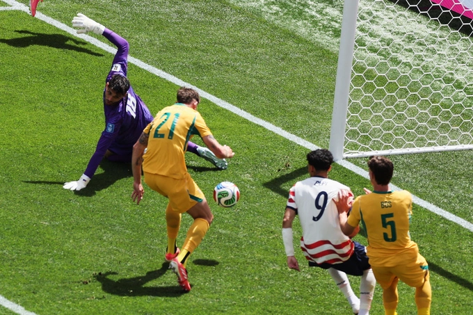 Australias Cameron Burgess (21) ghi bàn phản lưới nhà trong trận đấu bảng D World Cup giữa Mỹ và Australia tại Seattle ngày 19/6/2026. Ảnh: AP