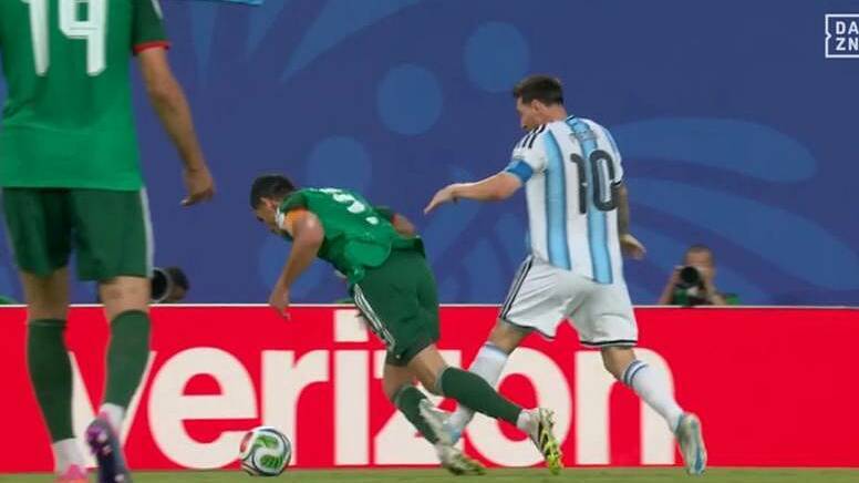 Algeria kiện FIFA vì Messi thoát thẻ đỏ — photo: VnExpress Sports