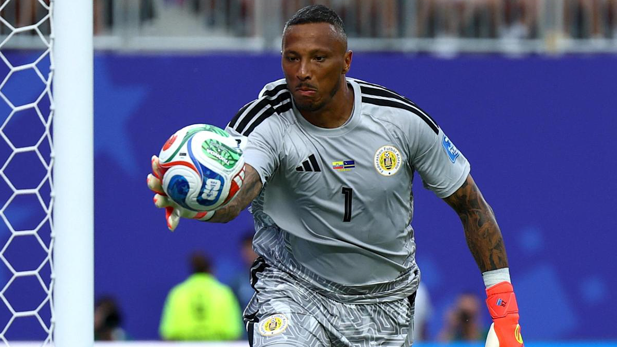 Thủ môn Curacao muốn được tạc tượng sau khi tỏa sáng ở World Cup