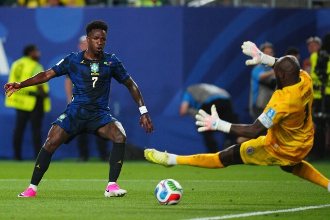 Vinicius Junior ghi bàn thứ ba cho Brazil trong trận thắng Haiti ở lượt hai bảng C World Cup 2026 trên sân Philadelphia ngày 19/6. Thủ môn Haiti Johny Placide bất lực trong tình huống này. Ảnh: AP