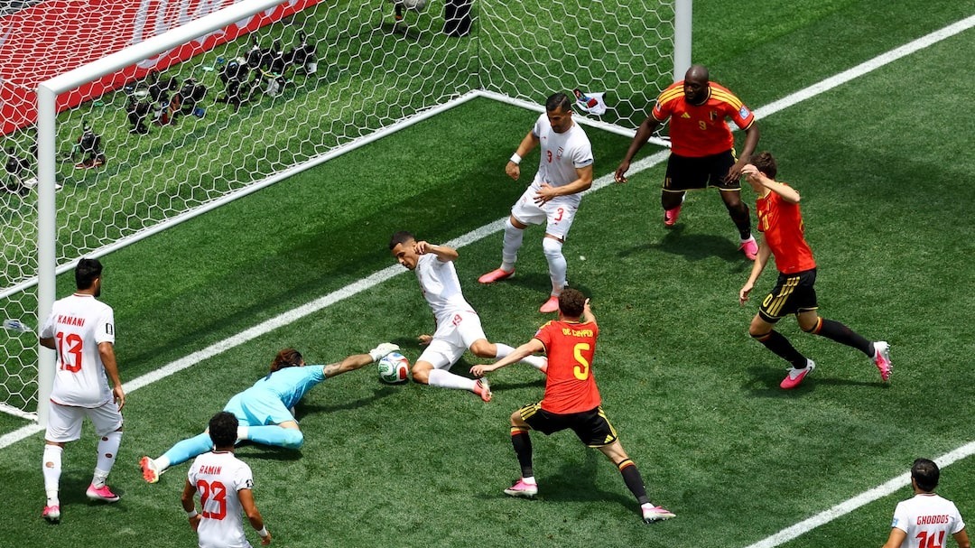 Pha cứu thua xuất thần giúp Iran hòa Bỉ ở World Cup