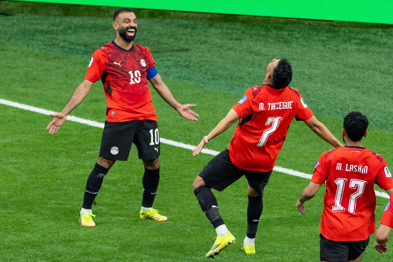Tiền đạo Ai Cập Trezeguet (số 7) Zealand mừng bàn thắng với Mohamed Salah (số 10) trong trận thắng New Zealand 3-1 ở sân BC Place tại Vancouver, Canada ngày 21/6/2026. Ảnh: AP