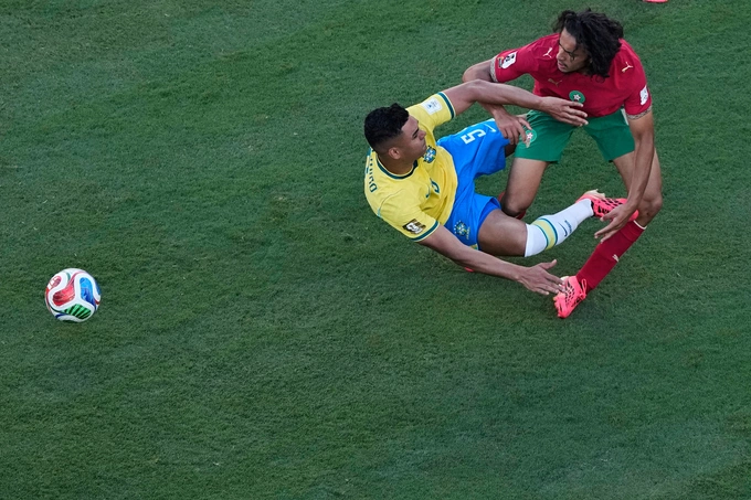 Tiền vệ Brazil Casemiro tranh chấp với Ayyoub Bouaddi của Morocco tại World Cup 2026 Casemiro tranh chấp trong trận Brazil gặp Morocco