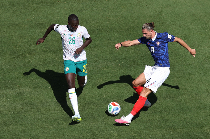 Tiền vệ Pape Gueye tranh chấp với Adrien Rabiot trong trận Pháp gặp Senegal tại World Cup 2026 Pape Gueye tranh chấp với Adrien Rabiot ở MetLife
