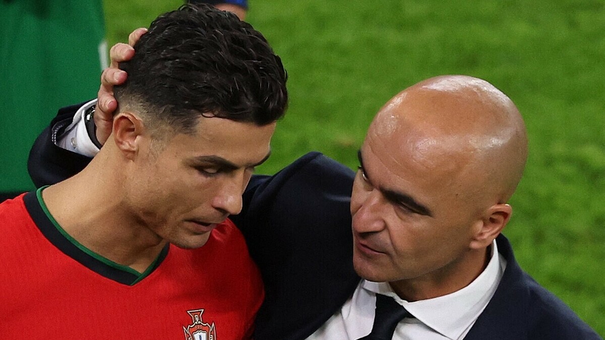 Shearer: 'HLV Bồ Đào Nha không dám thay Ronaldo'