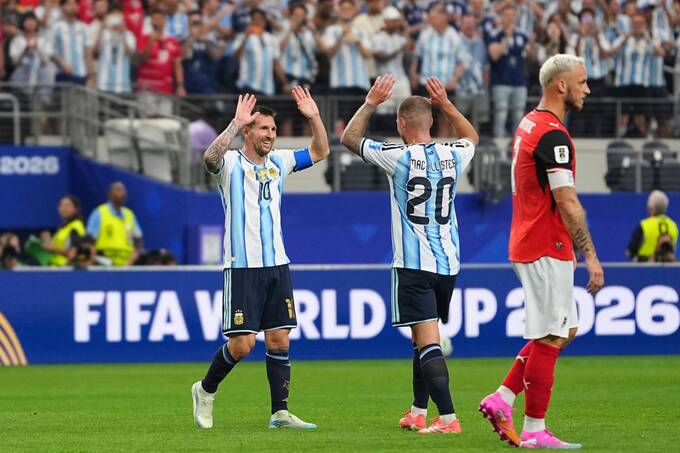 Messi mừng chiến thắng với Mac Allister (số 20) sau trận Argentina 2-0 Áo, ở bảng J World Cup 2026, tại Arlington, Mỹ tối 22/6. Ảnh: AP