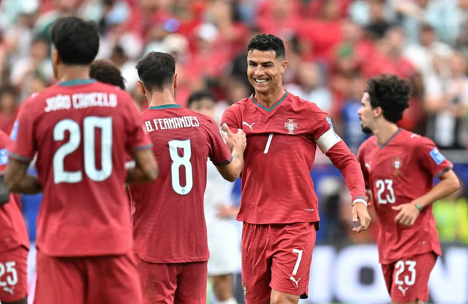 Bruno Fernandes chia vui cùng Cristiano Ronaldo trong trận Bồ Đào Nha thắng Uzbekistan 5-0 ở lượt hai bảng K World Cup 2026 trên sân Houston ngày 23/6/2026. Ảnh: Reuters