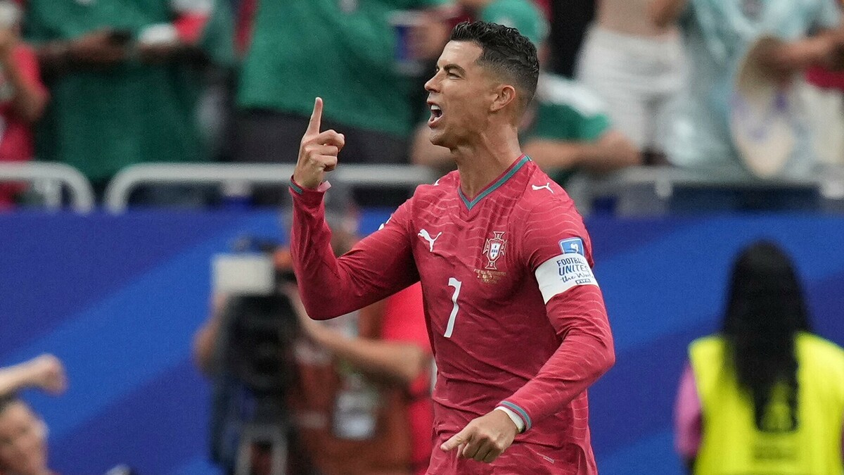 Ronaldo phá hai kỷ lục World Cup của Messi