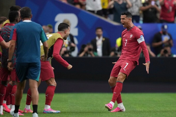 Cristiano Ronaldo mừng bàn mở tỷ số cho Bồ Đào Nha trong trận gặp Uzbekistan Cristiano Ronaldo ăn mừng bàn thắng mở tỷ số