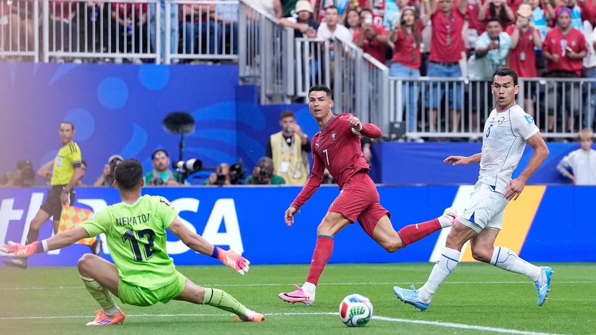 Ronaldo, Messi vào đội hình hay nhất lượt hai World Cup 2026