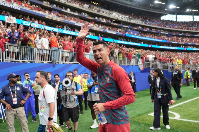 Cristiano Ronaldo vẫy tay chào người hâm mộ sau trận Bồ Đào Nha thắng Uzbekistan 5-0 ở lượt hai bảng K World Cup 2026 trên sân Houston ngày 23/6/2026. Ảnh: AP
