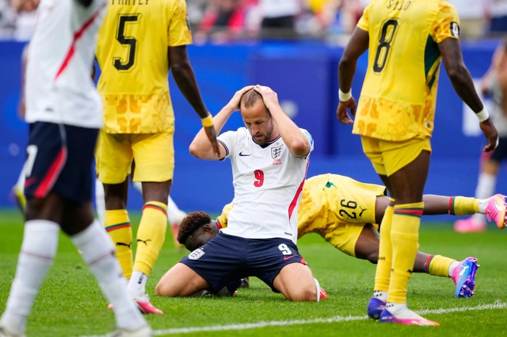 Harry Kane (áo trắng, số 9) tiếc nuối sau khi lỡ cơ hội trong trận Anh hòa Ghana 0-0 ở lượt hai bảng L World Cup 2026 trên sân Gillette, Foxborough, Boston, Mỹ ngày 23/6/2026. Ảnh: AP
