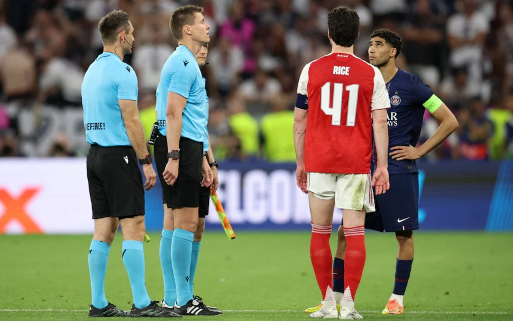 Tung đồng xu trước loạt đá luân lưu trận Arsenal gặp PSG chung kết Champions League 2026 Tung đồng xu trận Arsenal vs PSG