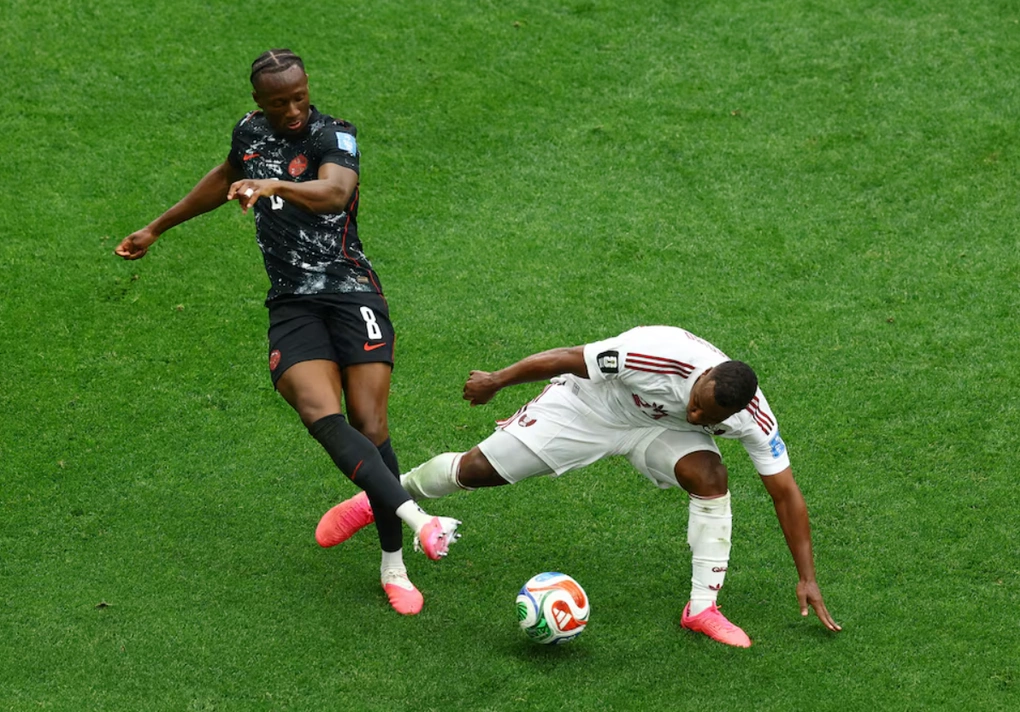 Assim Madibo (white shirt) tackles, causing Ismael Kone's serious injury in the match where Qatar lost 0-6 to Canada in the second round of Group B at the 2026 World Cup in Vancouver, British Columbia province on June 18. Photo: Reuters