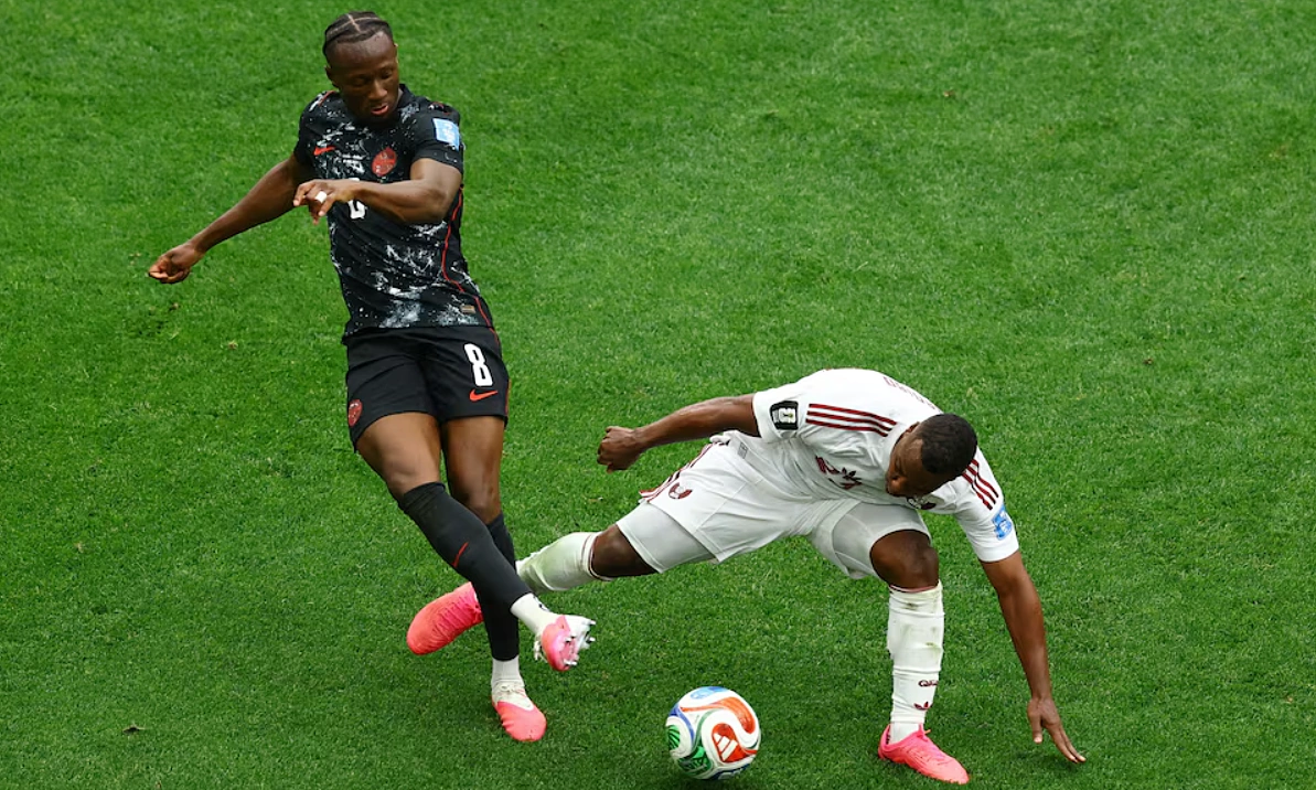 FIFA phạt nặng cầu thủ làm gãy chân hậu vệ Canada