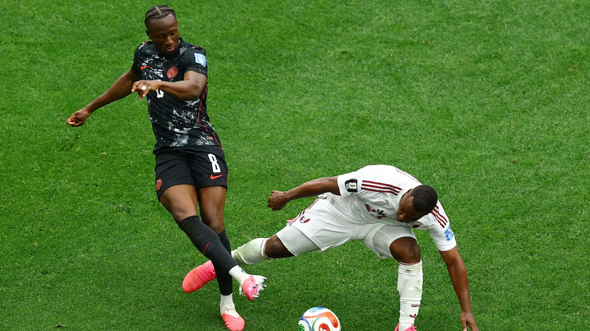 FIFA phạt nặng cầu thủ làm gãy chân hậu vệ Canada