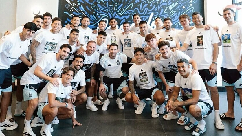 Đồng đội gây bất ngờ trong ngày sinh nhật Messi