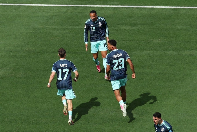 Leroy Sane (trên cùng) ăn mừng bàn thắng cùng các đồng đội trong trận Ecuador – Đức ở vòng bảng World Cup 2026 trên sân MetLife, New Jersey, Mỹ ngày 25/6/2026. Ảnh: Reuters