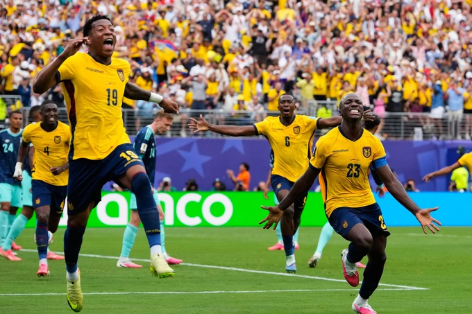 Gonzalo Plata (trái) ăn mừng bàn thắng trong trận Ecuador – Đức ở vòng bảng World Cup 2026 trên sân MetLife, New Jersey, Mỹ ngày 25/6/2026. Ảnh: AP