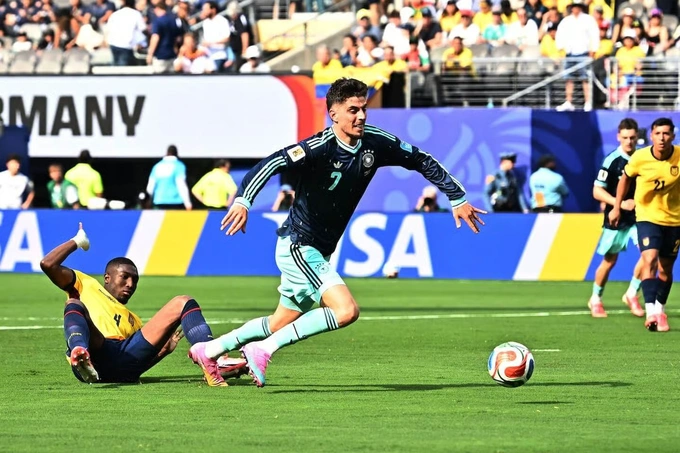 Tình huống Kai Havertz (phải) bị đốn ngã trong vùng cấm dẫn tới quyết định thổi penalty ban đầu của trọng tài, trước khi bị hủy bỏ do có lỗi trước đó của tuyển Đức, trong trận Ecuador – Đức ở vòng bảng World Cup 2026 trên sân MetLife, New Jersey, Mỹ ngày 25/6/2026. Ảnh: Reuters