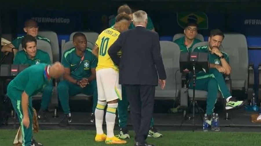 Con trai HLV Ancelotti gặp vạ vì liếc nhìn Neymar