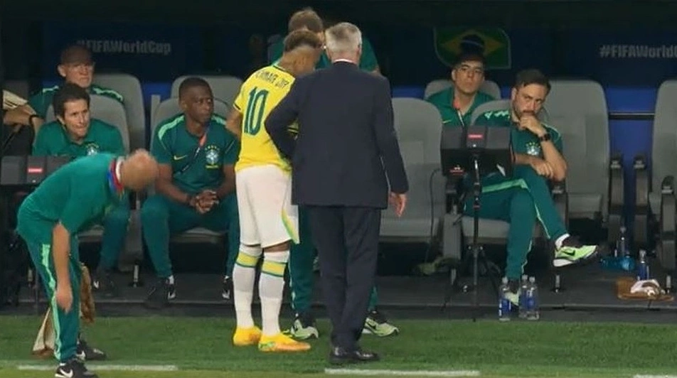 Khoảnh khắc khiến Davide Ancelotti bị CĐV hiểu nhầm là nhìn đểu Neymar. Ảnh chụp màn hình