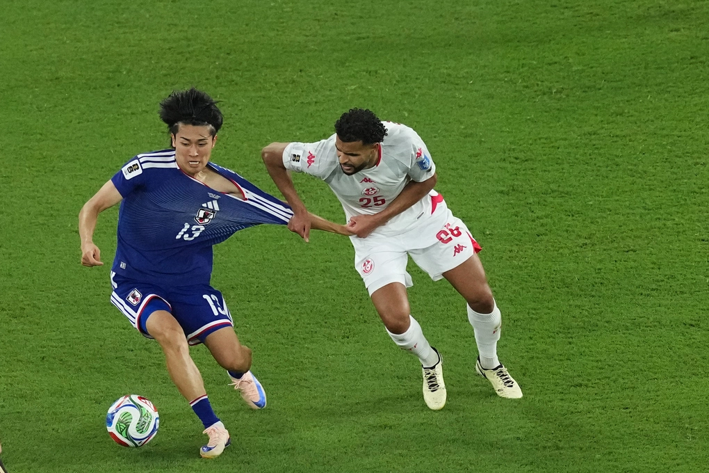 Keito Nakamura (blue shirt) wear low socks. Japan beat Tunisia 4-0, match two Group F World Cup 2026, Guadalupe, near Monterrey, Mexico, June 20. Photo: AP