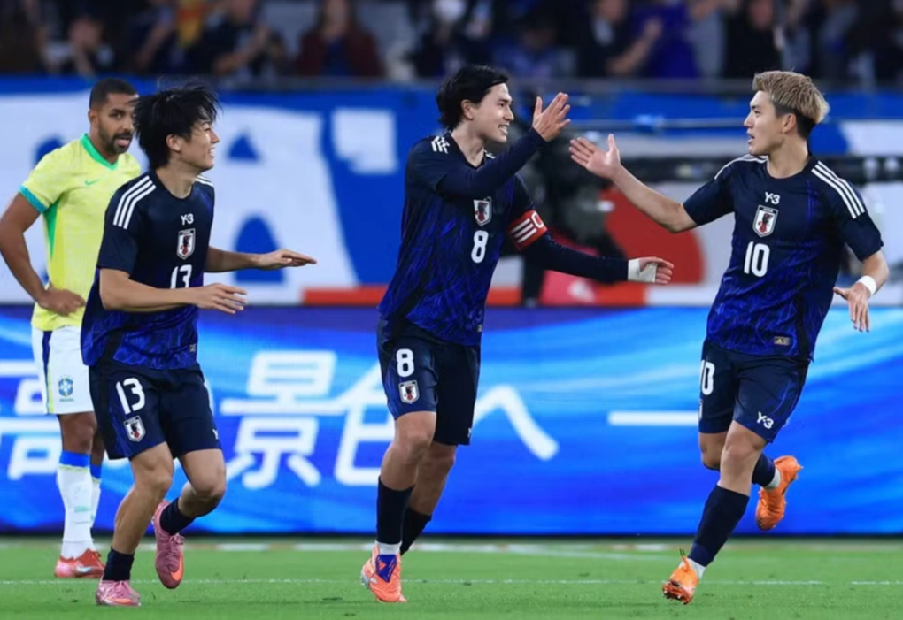 Minamino mừng bàn thắng trong trận giao hữu thắng Brazil Minamino ăn mừng bàn thắng trong trận giao hữu giữa Nhật Bản và Brazil