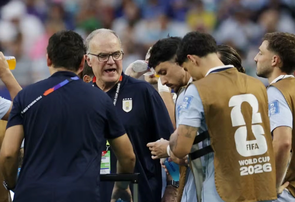 HLV Marcelo Bielsa chỉ đạo các cầu thủ Uruguay trong trận hòa Cape Verde 2-2 ở lượt hai bảng H World Cup 2026 tại sân Hard Rock, Miami, Mỹ ngày 22/6/2026. Ảnh: Reuters