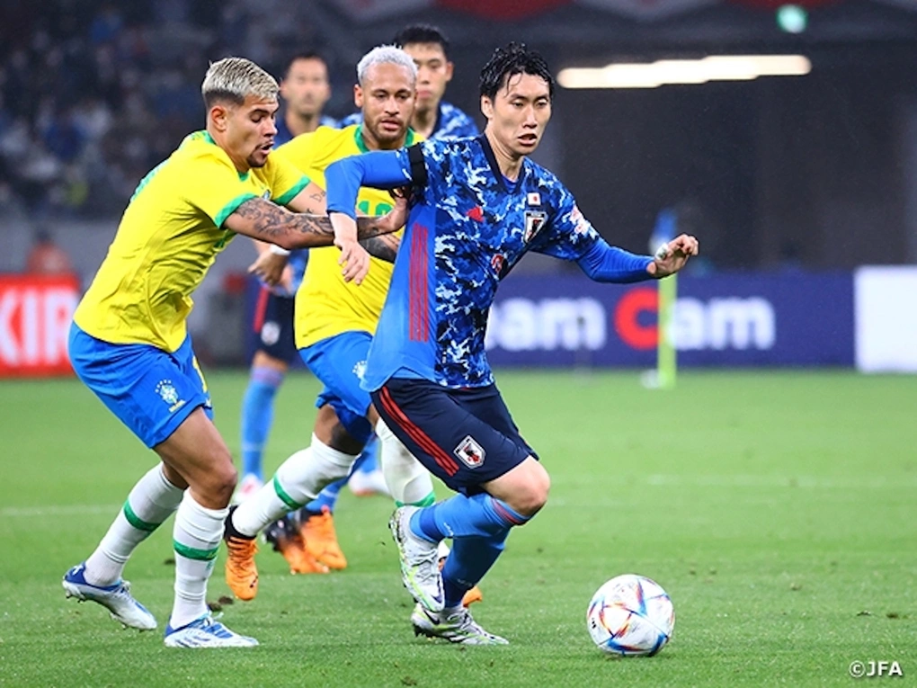 Tiền vệ Daichi Kamada (áo xanh) của Nhật Bản tranh chấp với Bruno Guimaraes và Neymar (áo vàng) của Brazil trong trận Nhật Bản thắng Brazil 3-2 ở giải giao hữu Kirin Challenge Cup, trên sân Tokyo ở Nhật Bản ngày 14/10/2025. Ảnh: JFA