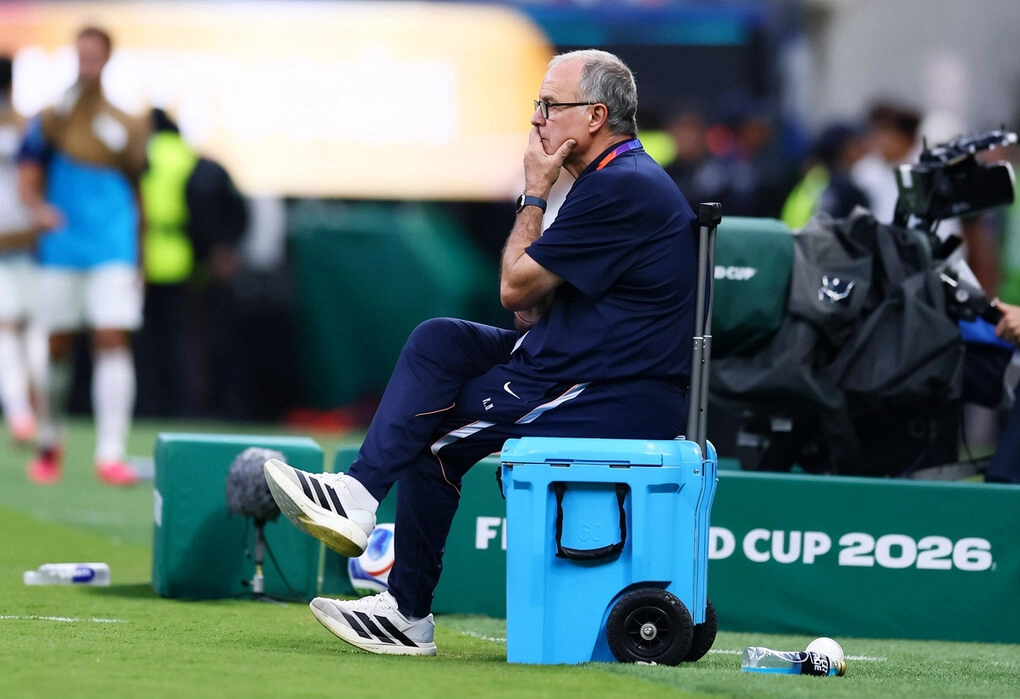 HLV Bielsa chỉ đạo trong trận Uruguay thua Tây Ban Nha tại World Cup HLV Bielsea trong trận Uruguay thua Tây Ban Nha, ở lượt cuối bảng H World Cup 2026 trên sân Guadalajara, Mexico ngày 26/6.