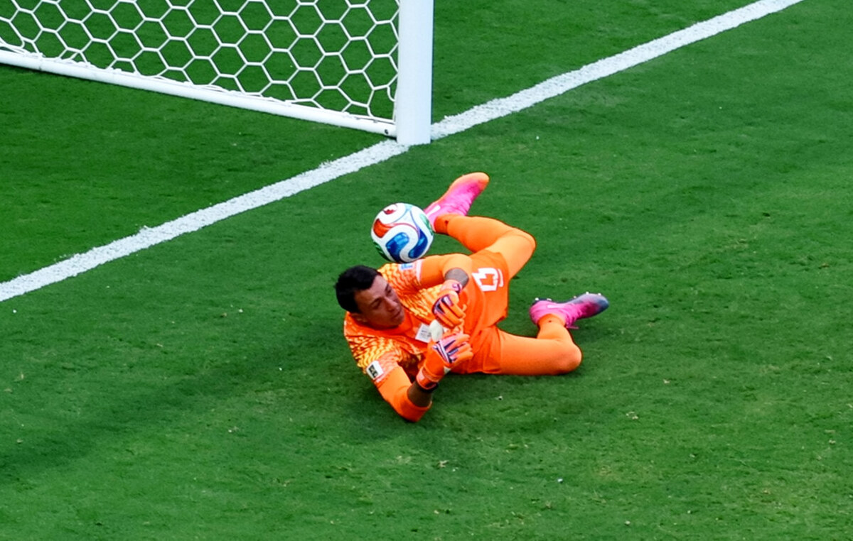 Thủ môn Uruguay xin thay ra sau sai lầm ở World Cup 2026
