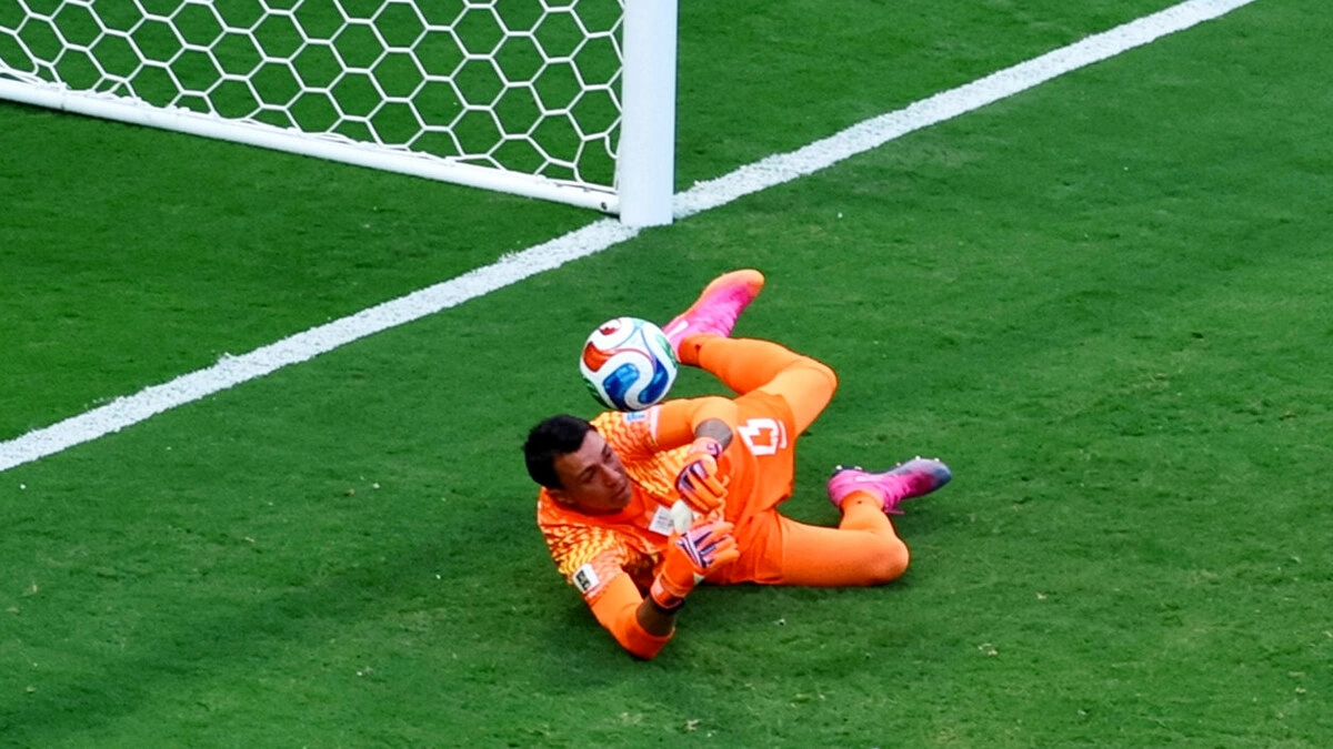 Thủ môn Uruguay xin thay ra sau sai lầm ở World Cup 2026