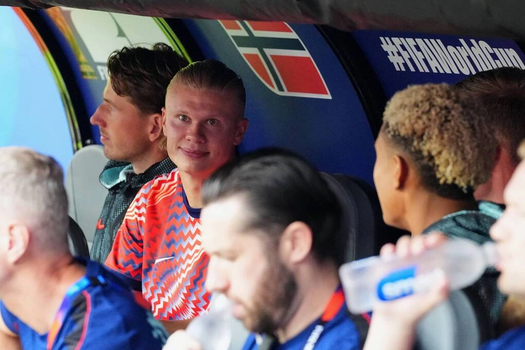 Haaland (red shirt) sit on bench during France 4-1 Norway, Group I World Cup 2026, Foxborough, US, June 26. Photo: AP