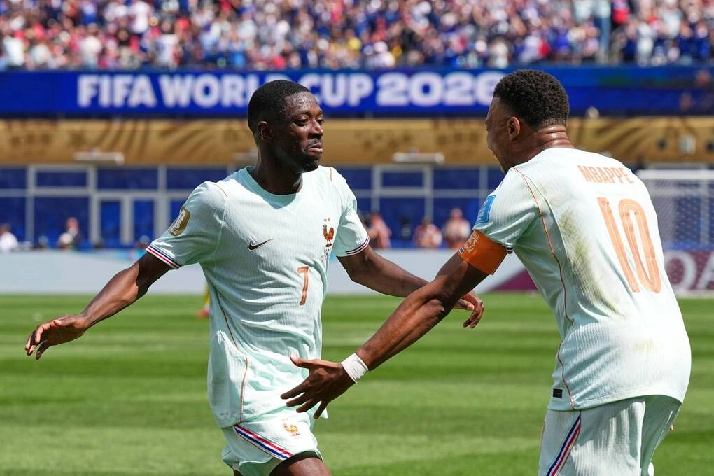 Dembele (trái) mừng bàn với Mbappe trong trận Pháp 4-1 Na Uy, ở bảng I World Cup 2026, tại Foxborough, Mỹ tối 26/6. Ảnh: AP