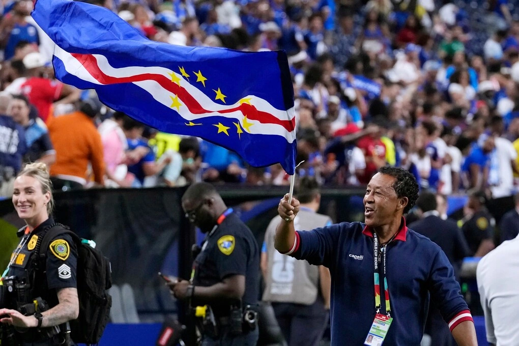 HLV Bubista cầm quốc kỳ Cape Verde ăn mừng cùng người hâm mộ sau trận hòa Arab Saudi 0-0 ở lượt cuối bảng H World Cup 2026 trên sân Houston, bang Texas, Mỹ ngày 26/6. Ảnh: AP