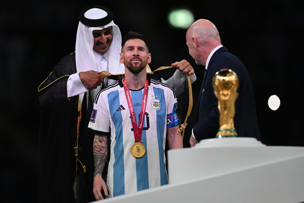 Tiểu vương Qatar khoác áo choàng Hồi giáo lên Lionel Messi sau trận chung kết World Cup 2022 Tiểu vương Qatar khoác áo choàng lên Messi trận chung kết World Cup 2022