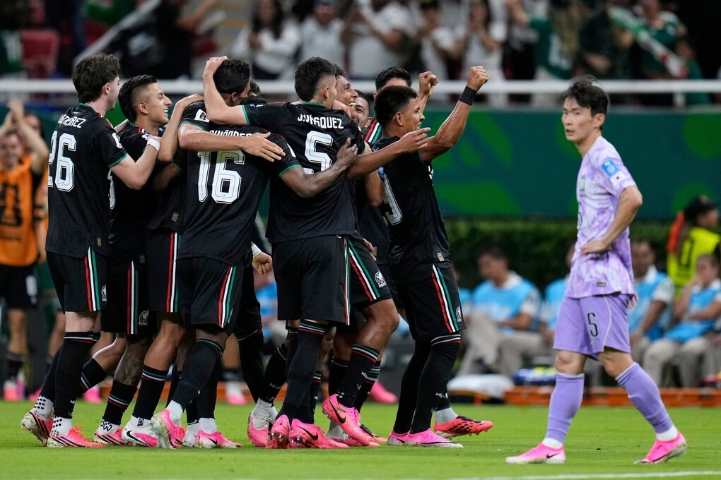 Cầu thủ Mexico ăn mừng bàn mở tỷ số của Luis Romo trong trận gặp Hàn Quốc tại World Cup 2026 Cầu thủ Mexico ăn mừng bàn mở tỷ số của Luis Romo trong trận gặp Hàn Quốc