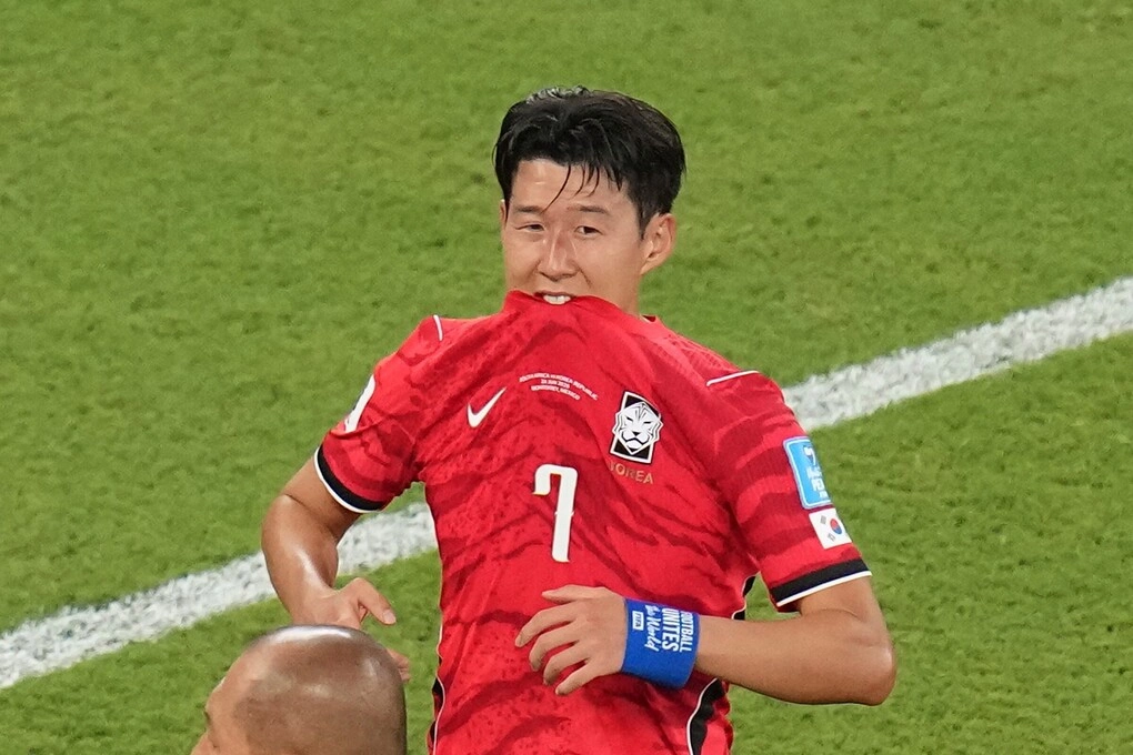 South Korea forward Son Heung-min bite shirt in disappointment after South Korea lose 0-1 to South Africa in final match of Group A, World Cup 2026, at Monterrey stadium in Mexico, June 24, 2026. Photo: AP