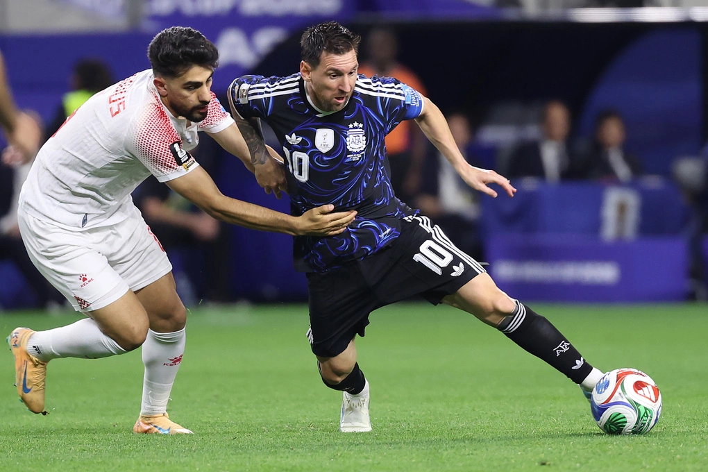 Tiền đạo Lionel Messi (số 10) đi bóng trước sự truy cản của Amer Jamous (số 6) trong trận Argentina thắng Jordan 3-1 ở lượt cuối bảng J World Cup trên sân AT&T, Arlington, Texas, Dallas, Mỹ ngày 27/6/2026. Ảnh: AP