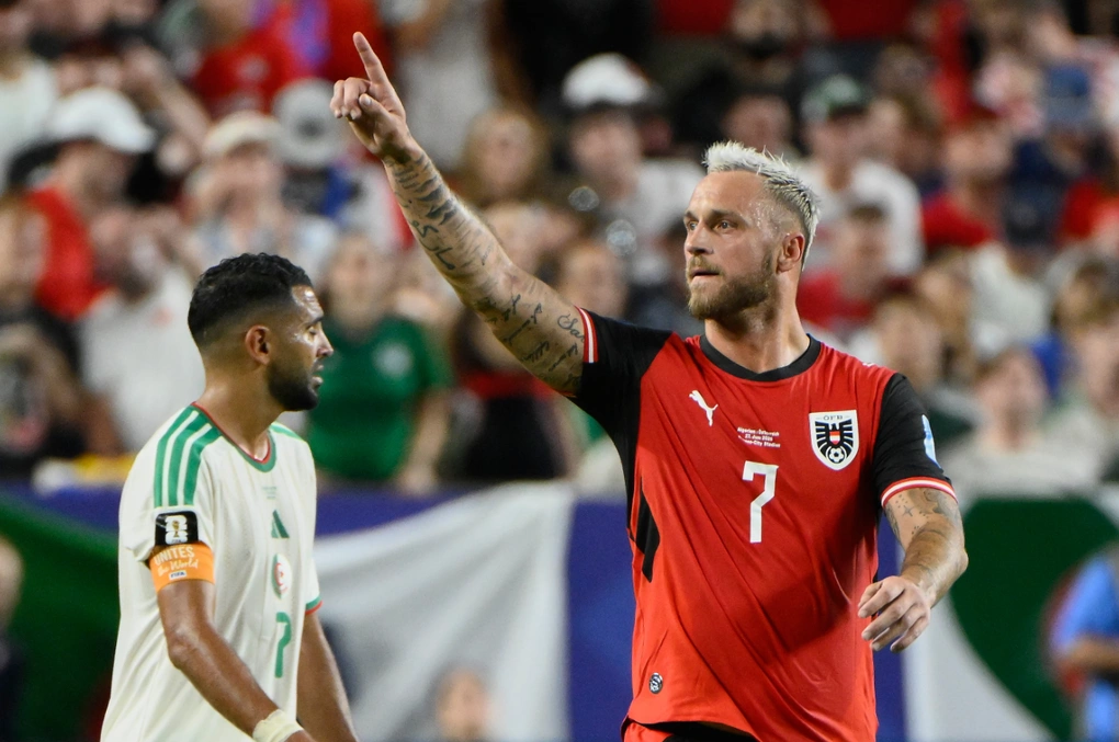 Marko Arnautovic (áo đỏ) mừng bàn trong trận Áo hòa Algeria 3-3 ở lượt cuối bảng J World Cup 2026 trên sân Arrowhead, Kansas City, Mỹ ngày 27/6/2026. Ảnh: AP