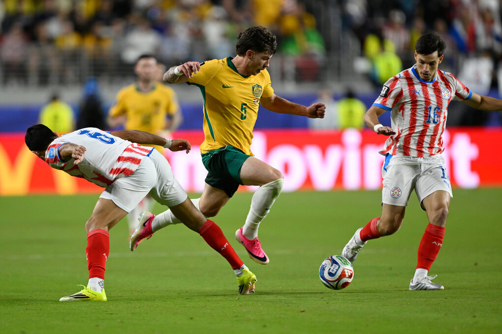 Jordan Bos đi bóng dưới áp sát của cầu thủ Australia tại World Cup 2026 Trận Australia hòa Paraguay bảng D World Cup trên sân Levi's California