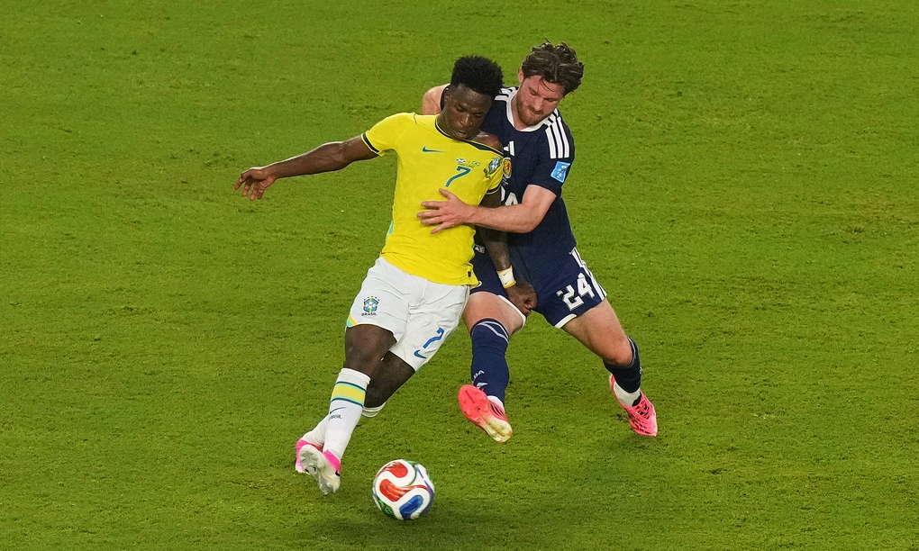 Anthony Ralston tranh bóng với Vinicius Junior trong trận Brazil gặp Scotland tại World Cup 2026 Anthony Ralston tranh bóng với Vinicius Junior trong trận Brazil gặp Scotland