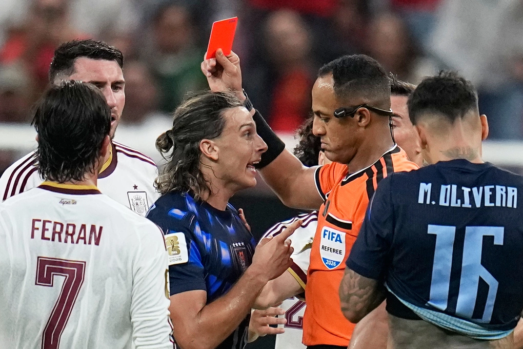 Referee Ismail Elfath show red card to Agustin Canobbio of Uruguay in match against Spain in final round of Group H World Cup 2026 at Guadalajara, Mexico on June 26. Photo: AP