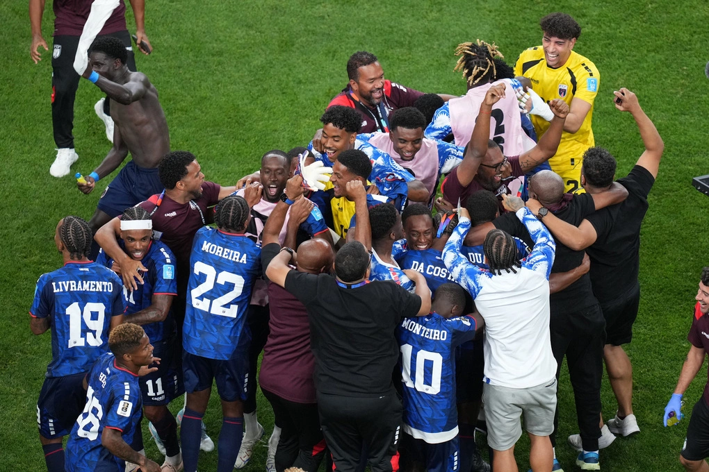 Cầu thủ Cape Verde ăn mừng vé vào vòng knockout sau trận hòa Arab Saudi Cầu thủ Cape Verde mừng vé vào vòng knock-out World Cup 2026